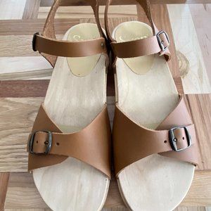 Sven Flat Sandal- Ankle Strap- Fawn